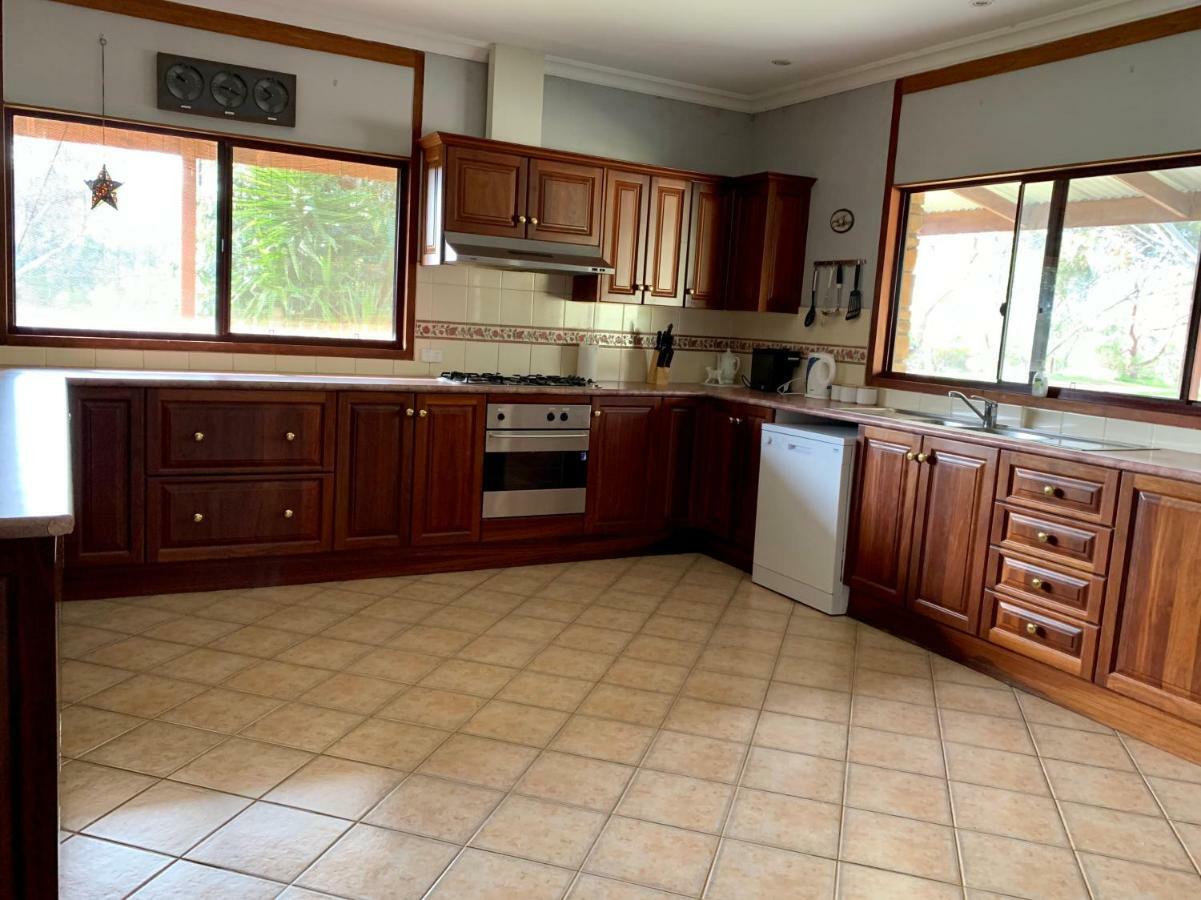 Bee'S Place - 3 Bedroom Home On 10 Acres Of Land With Distant Ocean Views Emu Bay Exterior photo